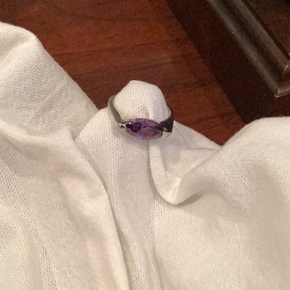 Single amethyst stone ring